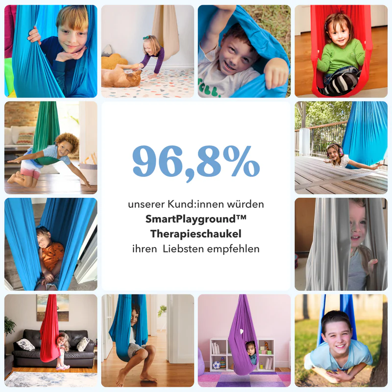 Kind schaukelt glücklich